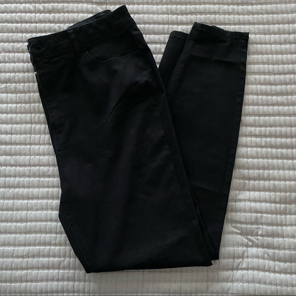 NWOT FOREVER21 BLACK SKINNY JEANS